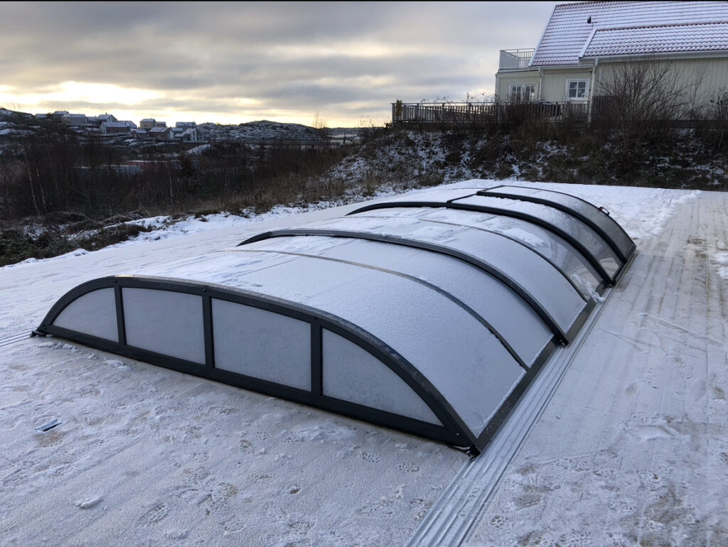 Pool och terrass byggd av Aveline AB i Vedhall